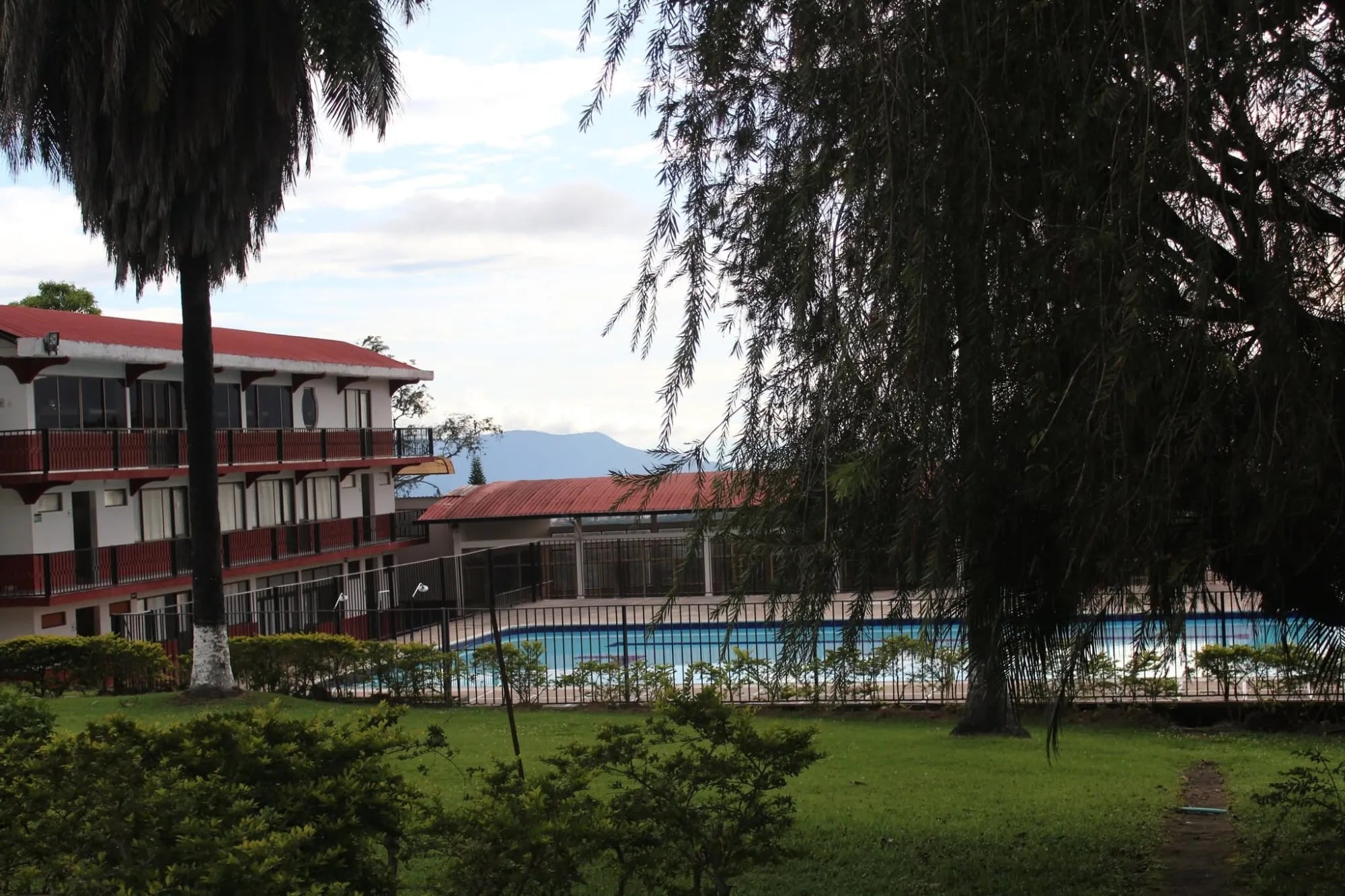 Piscina y zonas verdes de la Finca Shalom, sede del Campamento Kids