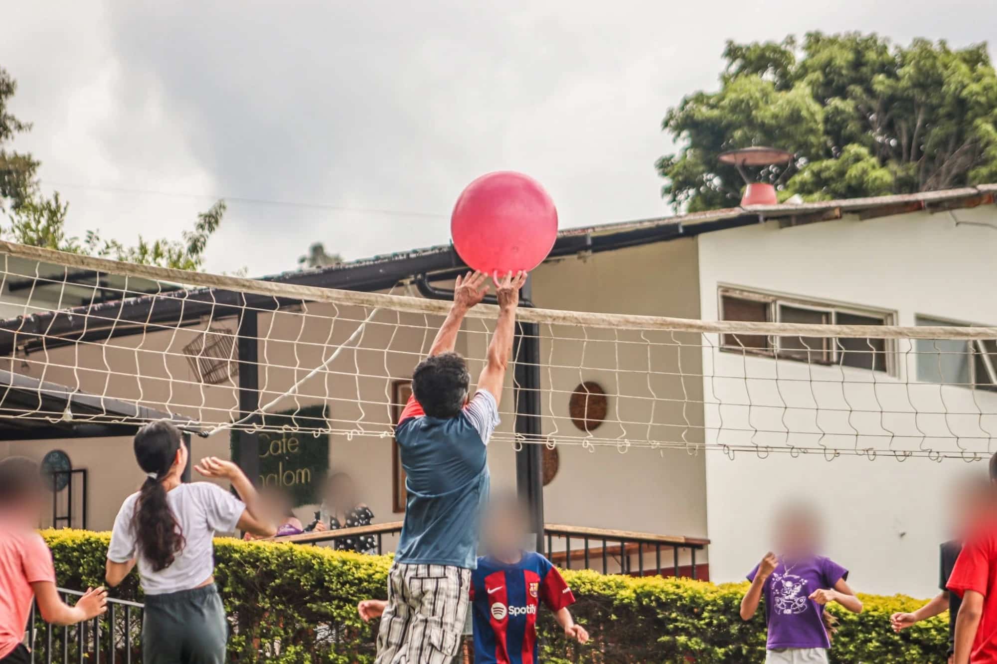 Niños jugando voleibol